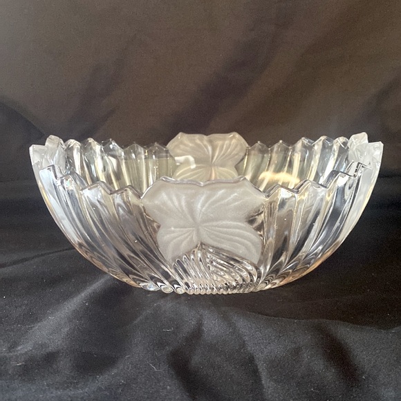 Vintage Crystal Industries Sutton Place pattern candy dish with frosted leaves - Picture 3 of 9